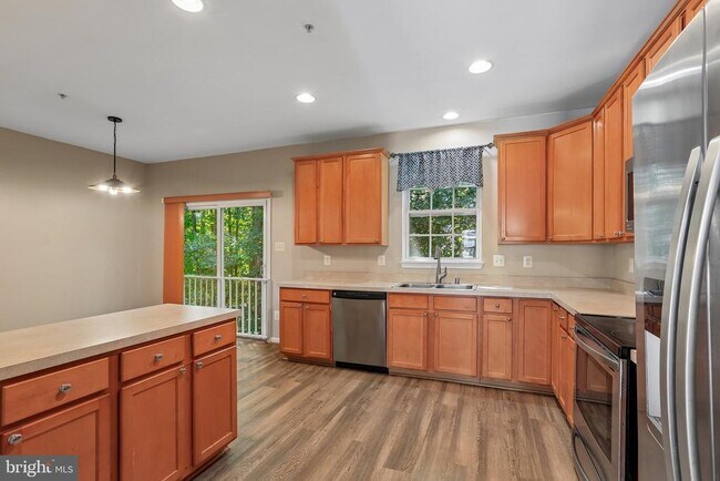 Building Photo - 7721 Valley Oak Dr
