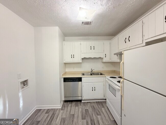 Building Photo - 460 Rustwood Dr