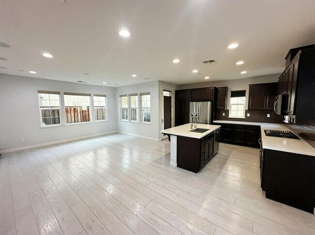 Building Photo - Beautiful 3BD Home in Hayward – Over 2,200 Sq Ft of Comfortable Living