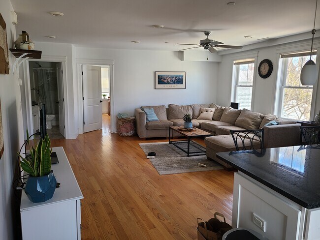 Building Photo - 10 Fern St