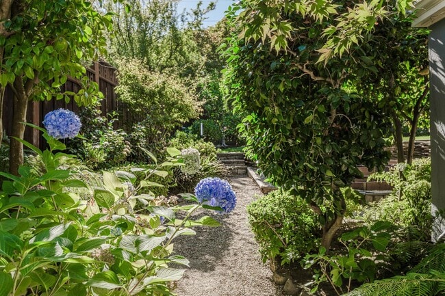 Building Photo - 719 W Poplar Ave