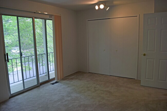 Building Photo - Sharp 2 bedroom, 2 1/2 bath with basement ...