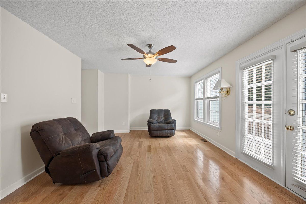 Building Photo - 1932 Stroll Cir