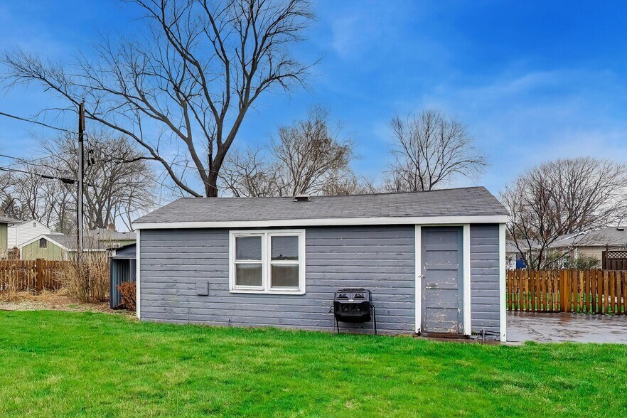 Building Photo - 306 N Schubert St