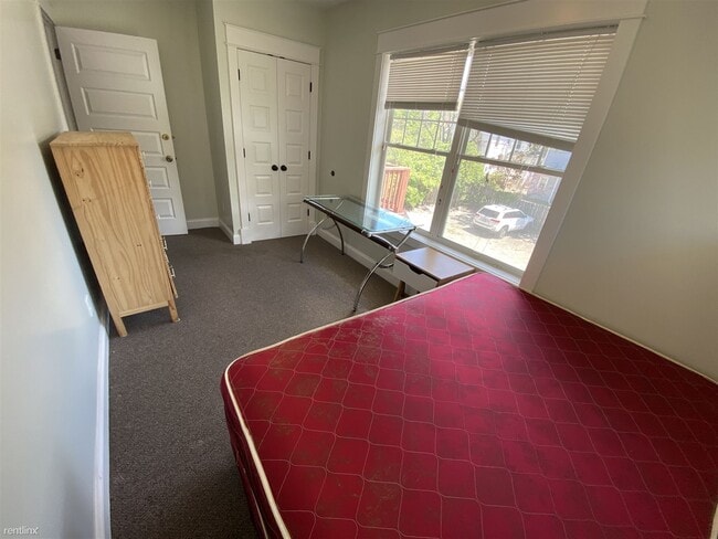Building Photo - 6 br, 3 bath House - 517 Elm St
