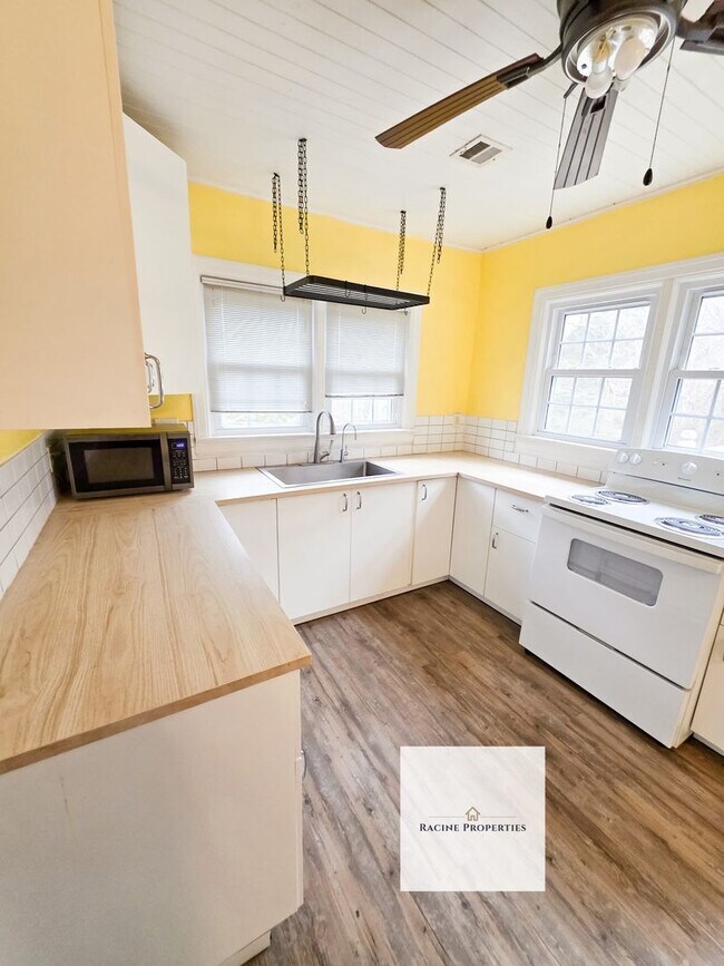 Building Photo - Two Bedroom Home Near Lake Blalock!