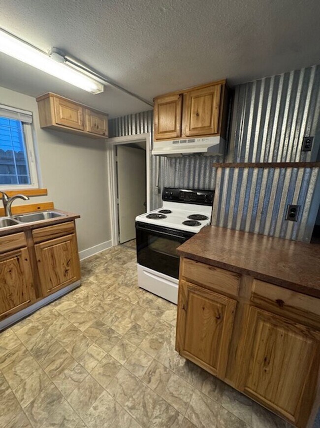 Building Photo - NW Bend Cottage! 1 pet considered!