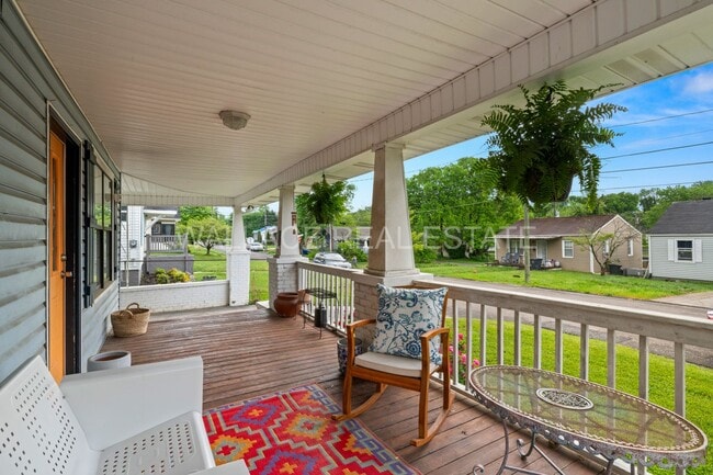 Building Photo - 1930'S AMAZING CRAFTSMAN HOME...3 BEDROOM/...