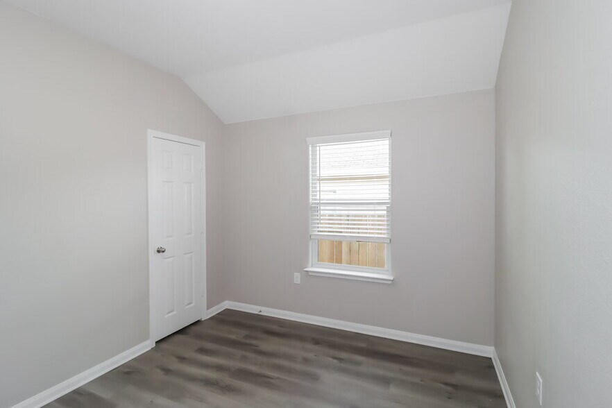 Building Photo - 400 Captain Grumbles Dr