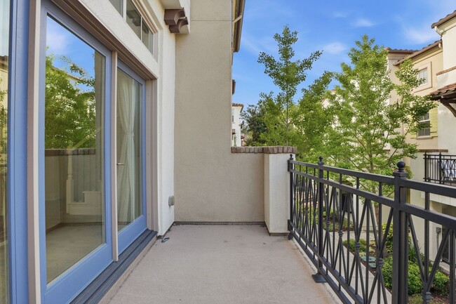 Building Photo - Gorgeous 2 Bed, 2.5 Bath Townhome in Exclusive Reflection Community!