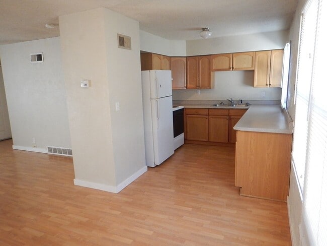 Building Photo - *PRICE IMPROVEMENT!* 3 Bed, 1 Bath House -...