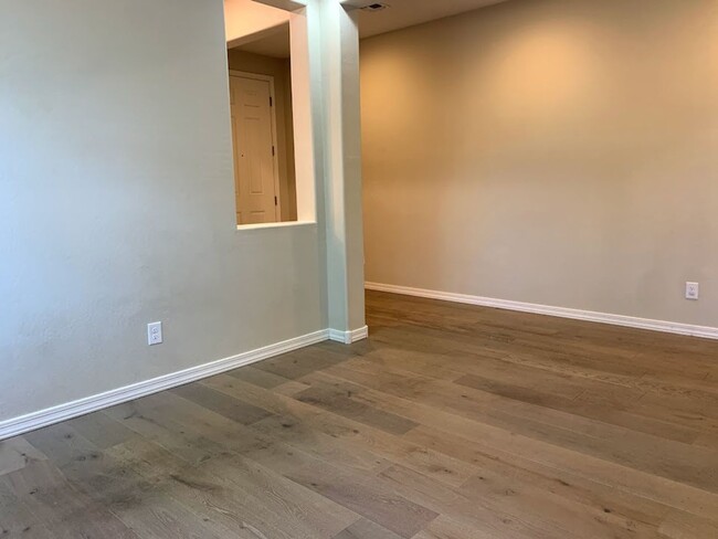 Building Photo - 4 BEDROOM PLUS LOFT, BUILT IN BBQ WITH COM...