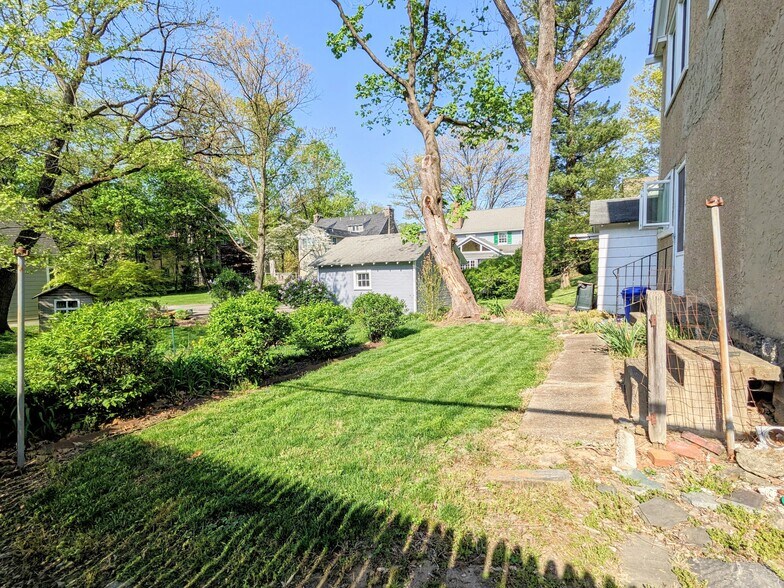 Building Photo - 920 E Railroad Ave