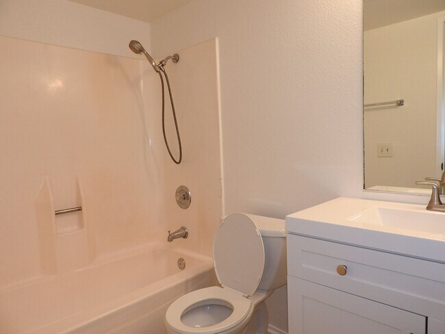 Building Photo - Lovely 2 bedroom townhouse