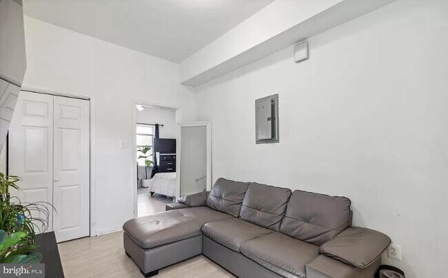 Building Photo - 2606 W Girard Ave