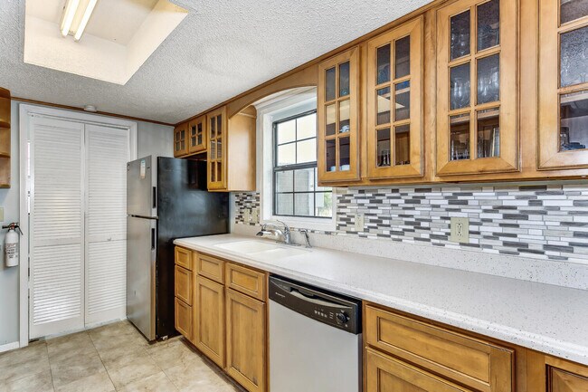 Building Photo - 1402 Via De Luna Dr