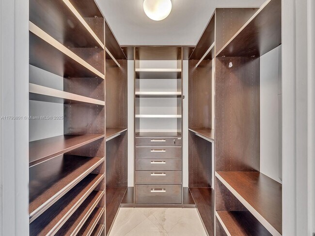 Building Photo - 475 Brickell Ave