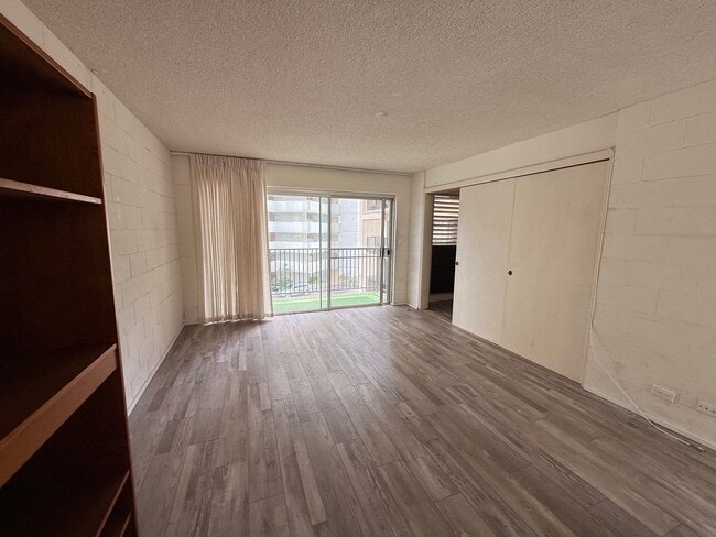Building Photo - Fresh 2/1 Makiki Heights Condo with 1 Parking, Lanai, Pool, Open floor plan, & Walk-in closet