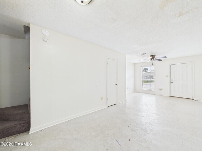 Building Photo - 104 Country Ln