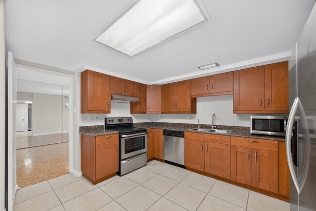 Building Photo - 5001 Woodway Dr