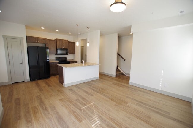 Building Photo - Sunbeam Townhomes | Modern Townhome Living in the Heart of Kuna