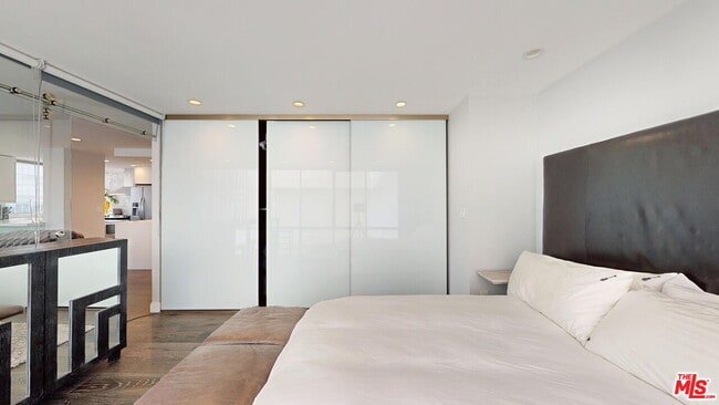 Building Photo - 2160 Century Pk E