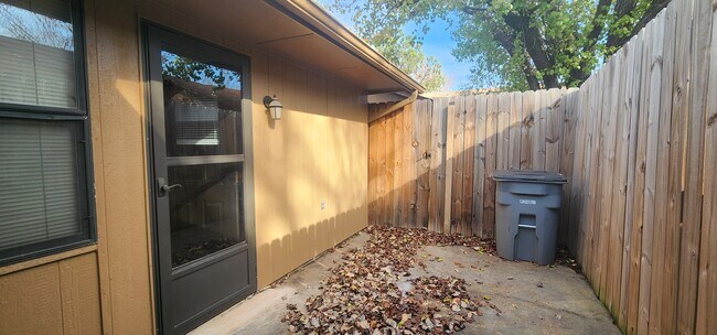 Building Photo - 907 NE Tortoise Dr