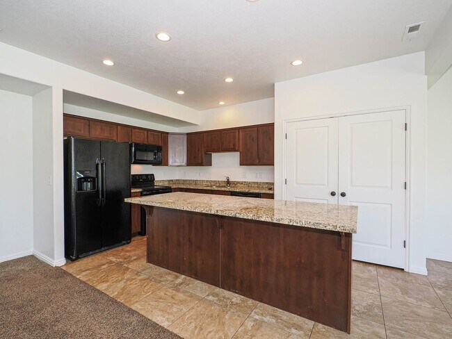 Building Photo - Beautiful 3-Bed, 2-Bath Townhome in Americ...