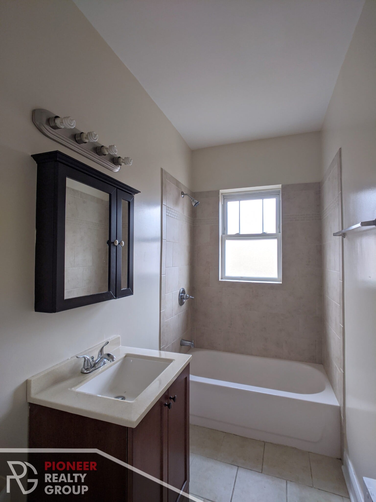 Building Photo - 953 W Cornelia Ave