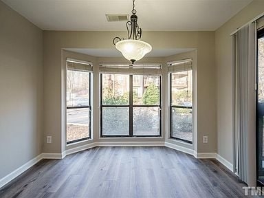 Dining Nook - 622 New Kent Plz