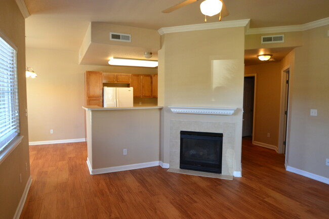 Building Photo - 2 bed 2 bath Townhome on Main Level with A/C