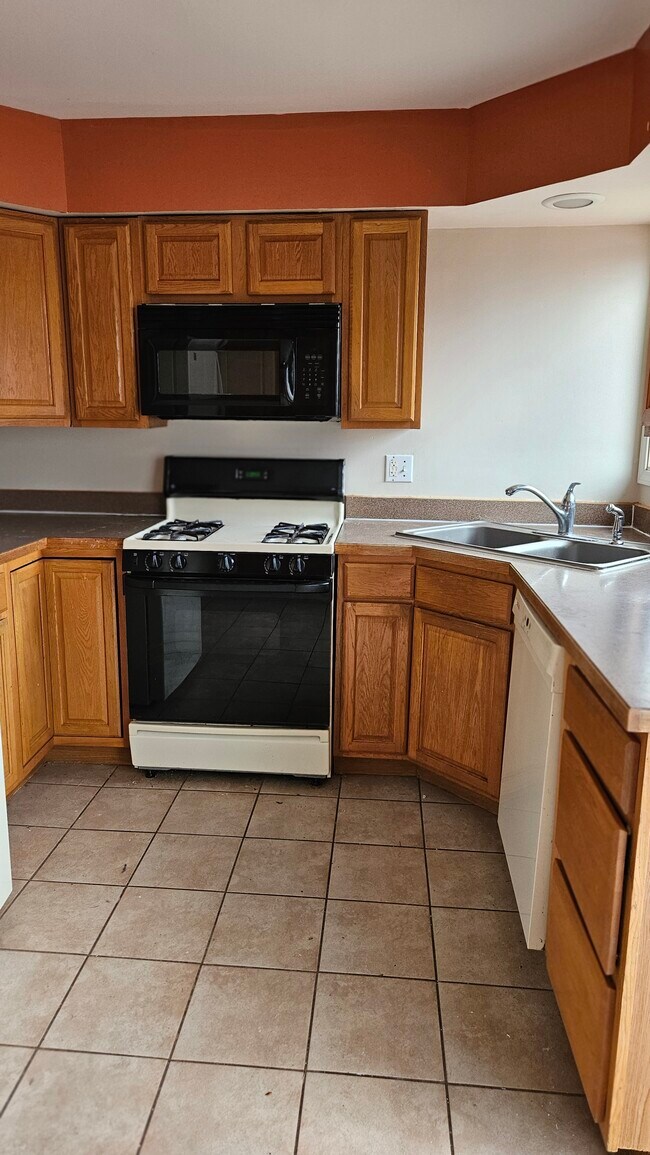 Kitchen - 410 Echo Ln