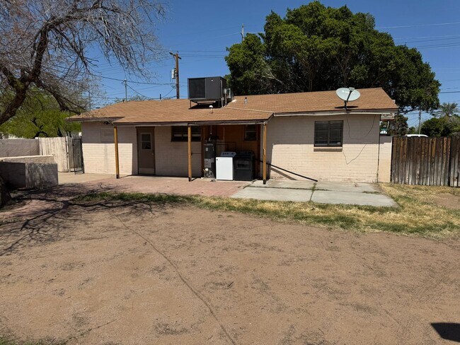 Building Photo - Fantastic 3 Bedroom/2 Bath Single Level Ho...