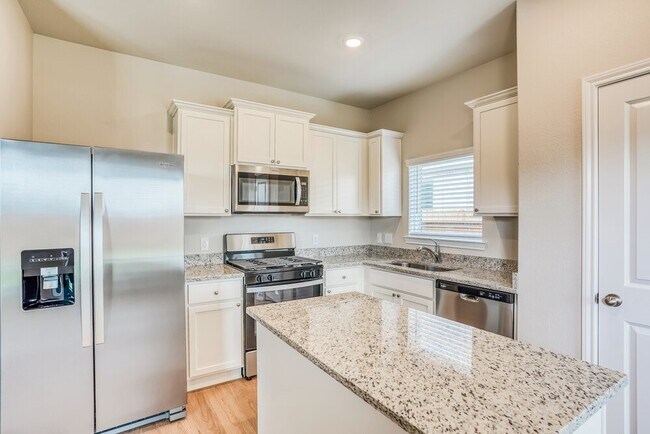 Building Photo - 404 Mustang Trot Dr