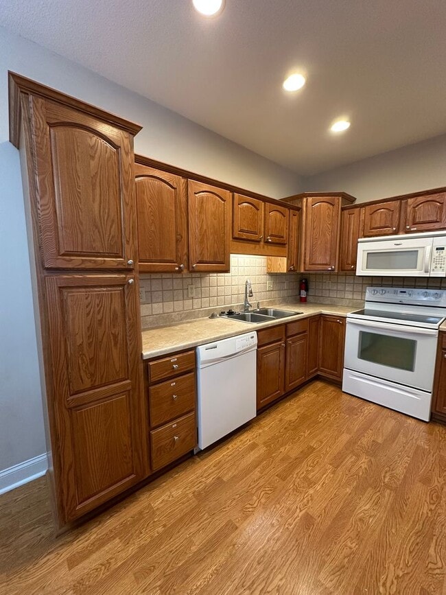 Building Photo - 3 Bedroom / 2 Bath Brick Home Kingsport, TN