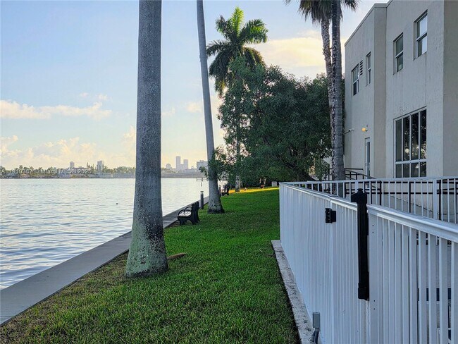 Building Photo - 1625 Kennedy Cswy