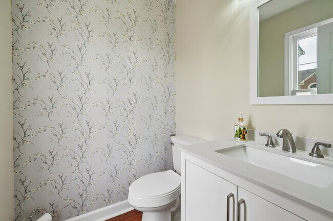 Building Photo - Beautifully updated and spacious 5-bedroom, 3.5-bath home for rent in the heart of Woodbridge