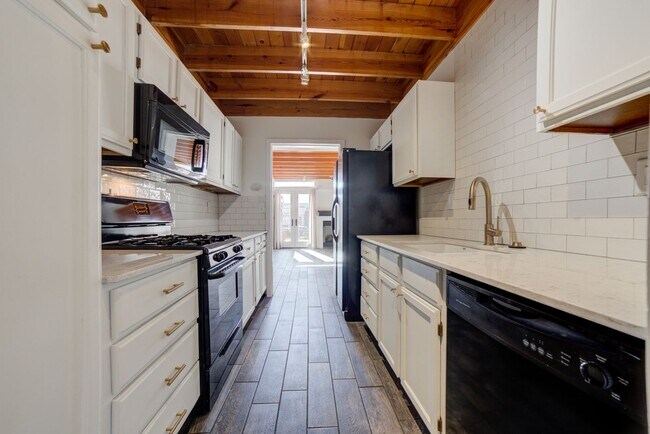 Building Photo - 2 Bed 2.5 Bath Right off Cherry Street!!