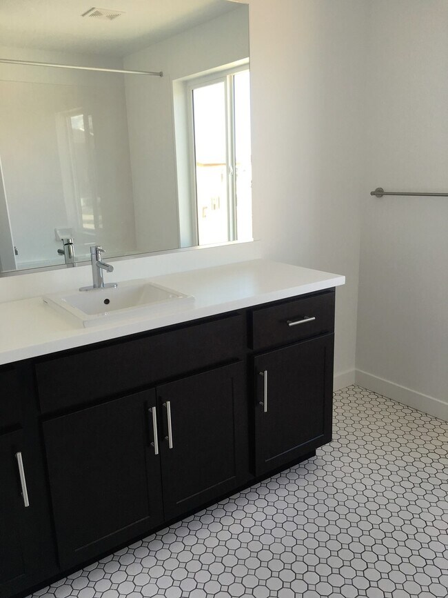 Building Photo - Beautiful 3 Bedroom Home in Herriman with Fenced Yard!!