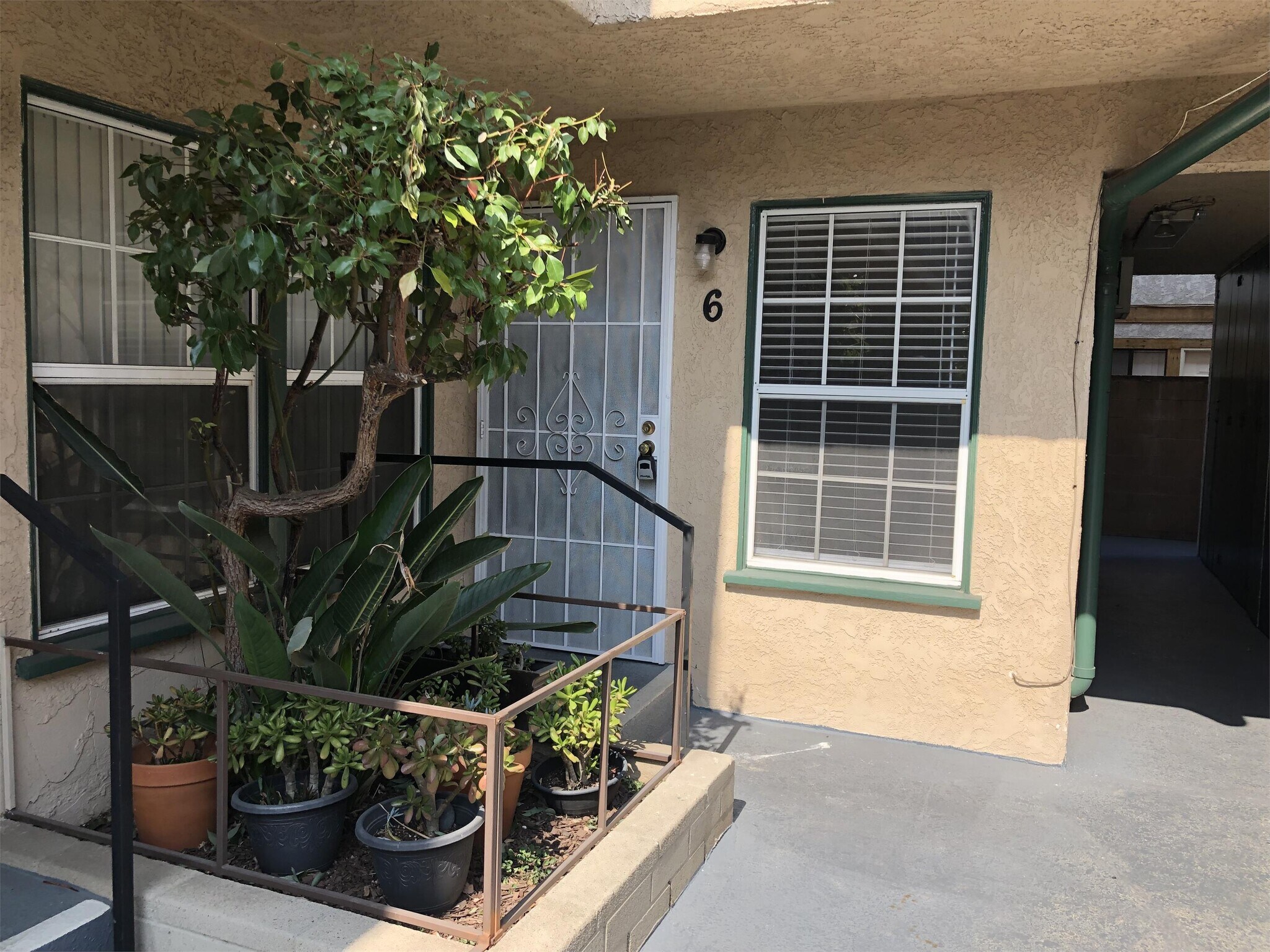 Building Photo - 410 S Sierra Madre Blvd