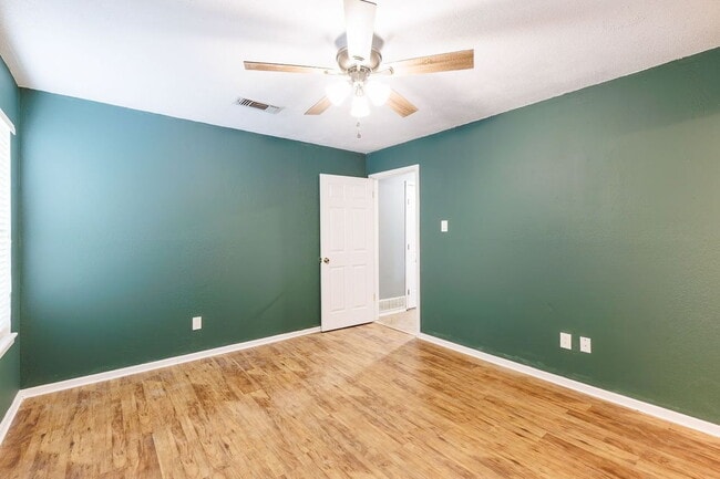 Building Photo - "Spacious 4-Bedroom Haven with 2 Full Bath...