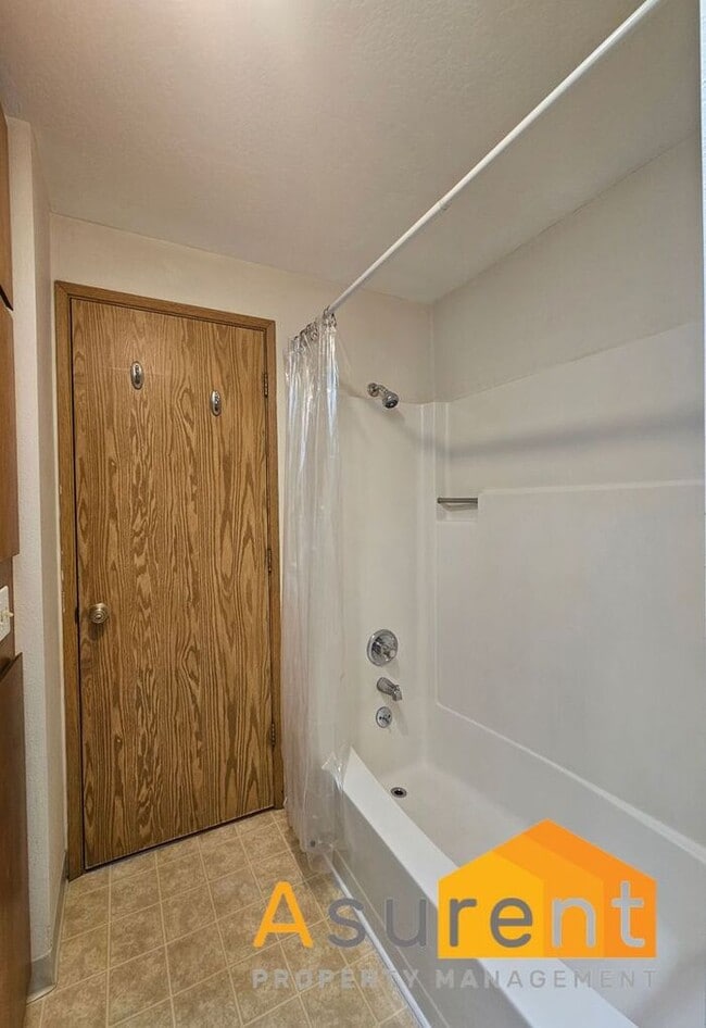 Building Photo - Charming 4-Plex 2 Bedroom 1 Bathroom Unit Available Soon!