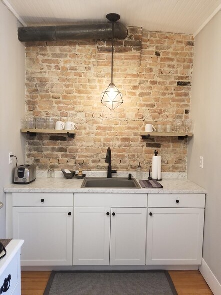 Building Photo - 47 W Main St