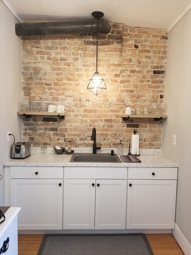 Building Photo - 47 W Main St