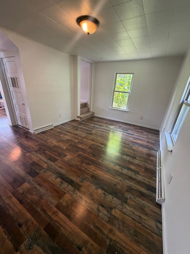 Building Photo - 4 bedroom with fenced-in yard in Washington