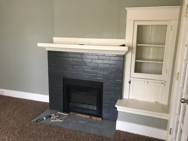 Building Photo - Farmhouse on huge lot