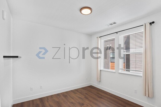 Building Photo - Unit