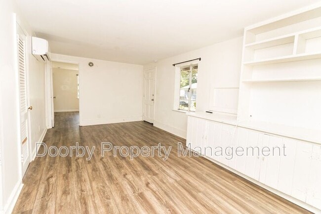 Building Photo - 910 S Crest