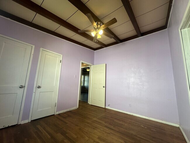 Building Photo - 1312 E Mesquite Ln