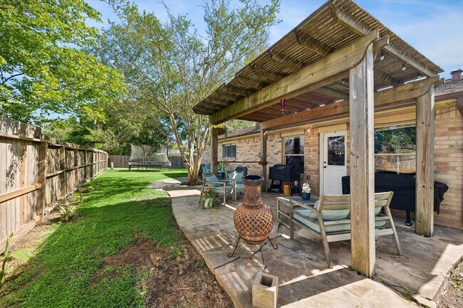 Building Photo - 6223 Vinewood Ln